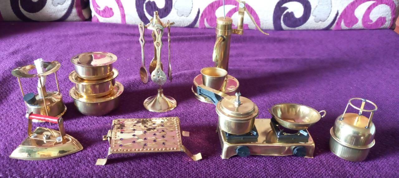 ﻿Brass miniature kitchen set