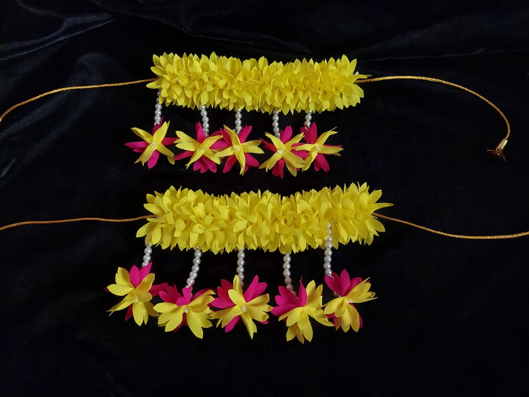 Flower strings for lamp decoration.